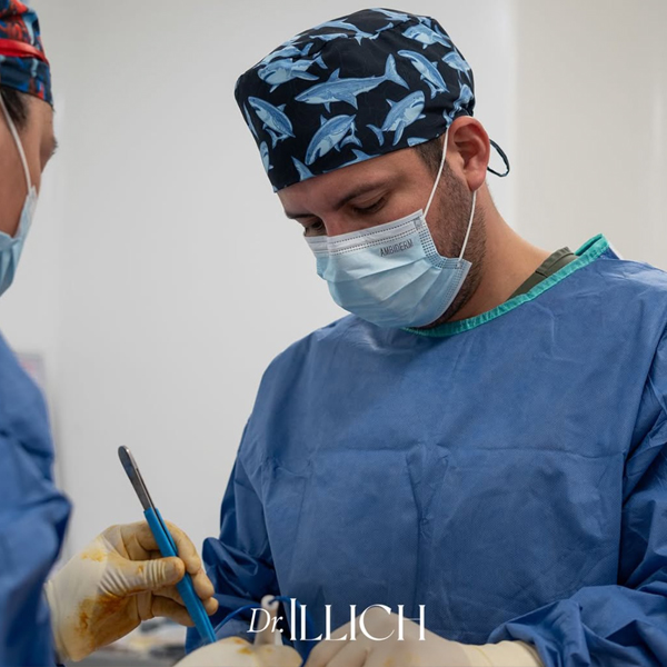 Dr. Illich Navarro and team at leading body contouring clinic in Tijuana providing advanced cosmetic surgery