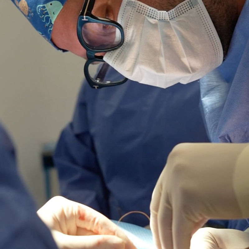 Dr. Illich Navarro performing body contouring surgery in the operating room in Tijuana