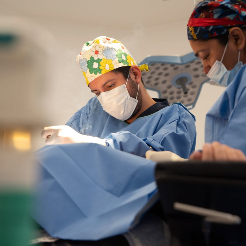 Dr. Illich Navarro in the operating room performing body contouring surgery