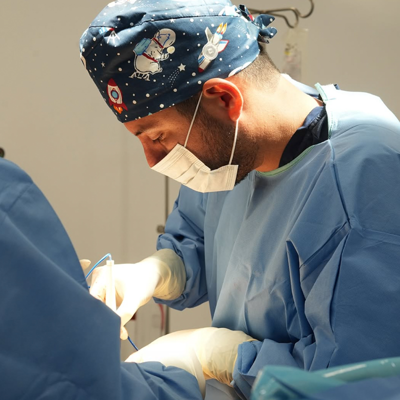 Dr. Illich Navarro performing body contouring surgery in the operating room in Tijuana