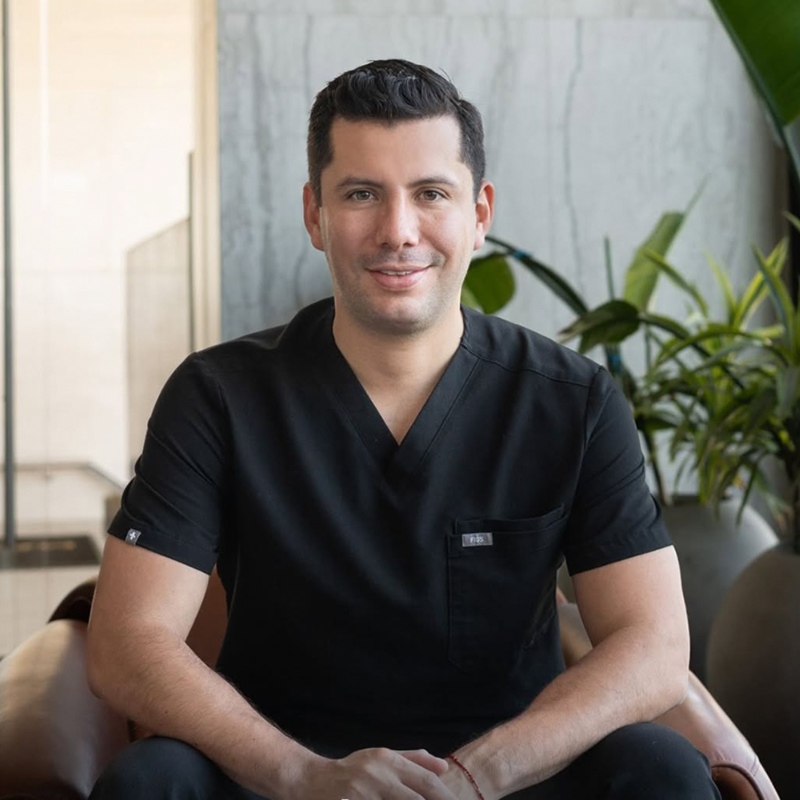 Dr. Illich Navarro, top board-certified plastic surgeon in Tijuana specializing in body contouring after massive weight loss and mommy makeover