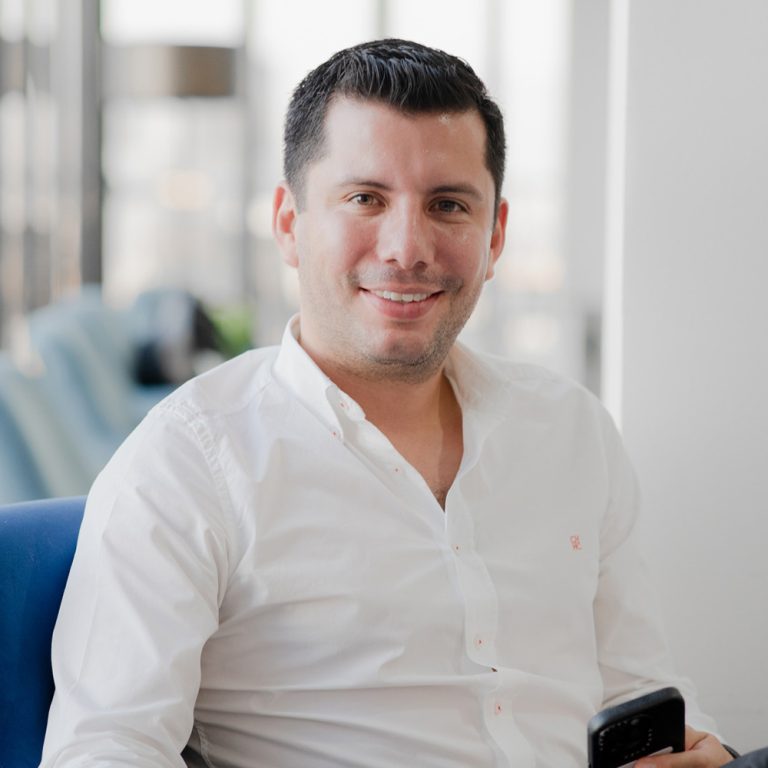 Dr. Illich Navarro, top board-certified plastic surgeon in Tijuana specializing in body contouring after massive weight loss and mommy makeover